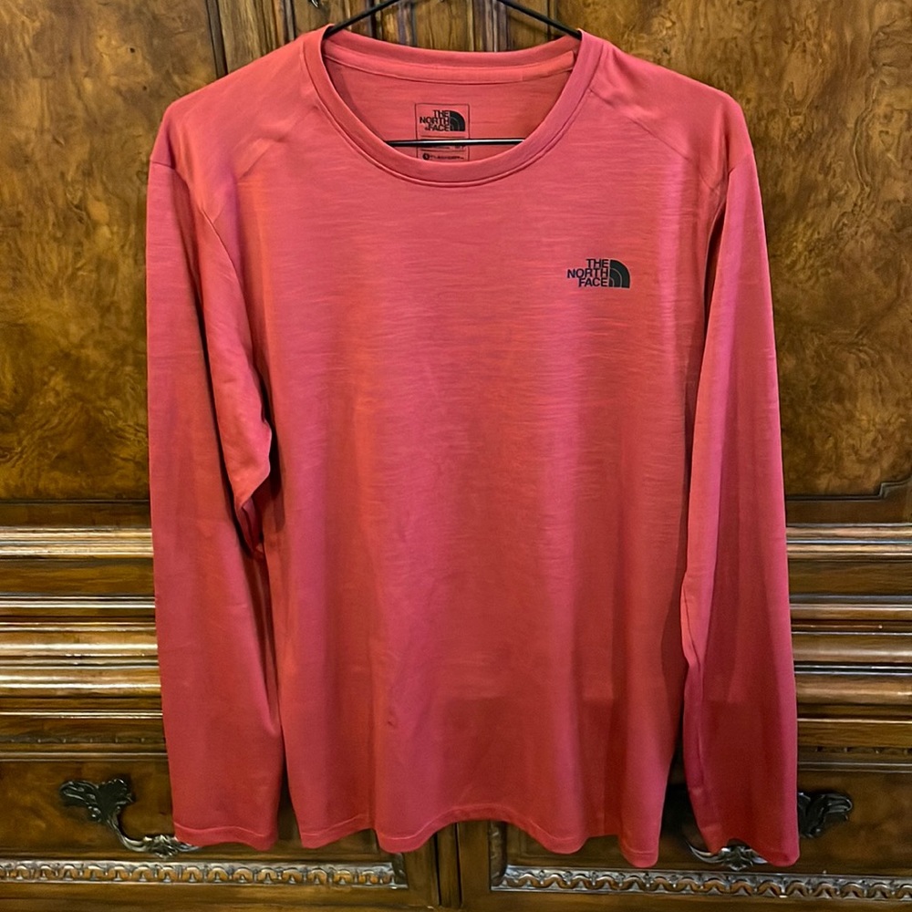 North Face men’s Small rust color performance long sleeved shirt.
